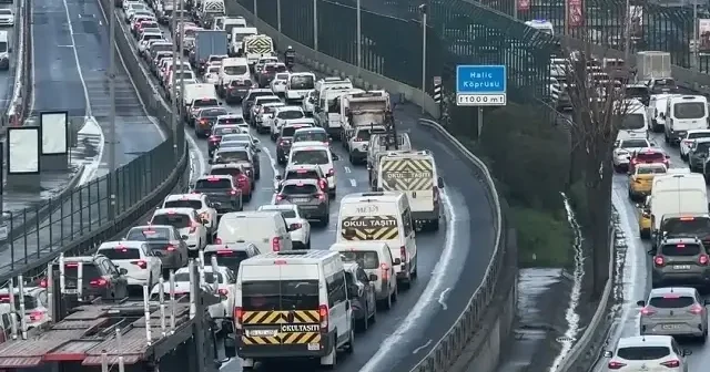 İstanbul da trafik çilesi: Yoğunluk yüzde 87 ye ulaştı VİDEO İZLE