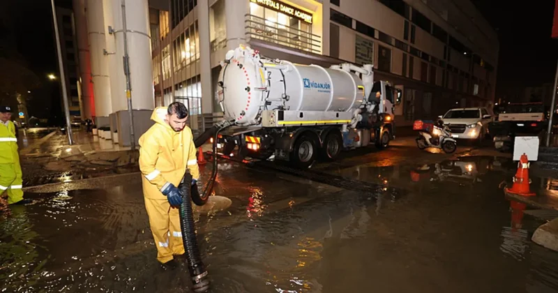 İzmir’de şaşırtmayan manzara: Cadde ve sokaklar göle döndü! Vatandaş isyan etti