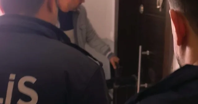 Bursa da öfkeli genç ablasını bıçakla rehin aldı Koç başıyla girilen daireden abla kurtarılırken, genç gözaltına alındı Bursa Haberleri