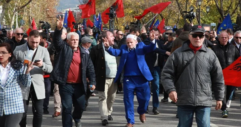 Arnavutluk’ta Kürsü” protestosu yeniden sokakta: Hedefte hükümet var