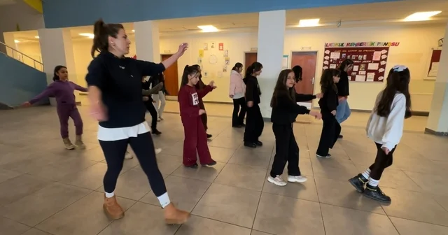 Yüksekova da kültür sanat buluşması: Hakkari halayı ile Ege nin zeybeği buluştu Hakkari Haberleri