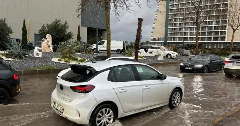 İzmir’de sağanak; cadde ve sokaklar göle döndü, sürücüler zor anlar yaşadı