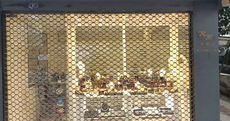 Son anda kapıyı kapatan kuyumcu, soygunu önledi