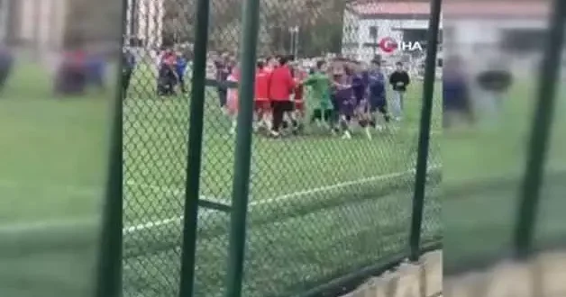 Amatör maç ringe döndü! Saha bir anda karıştı: Kavgaya seyirciler de dahil oldu
