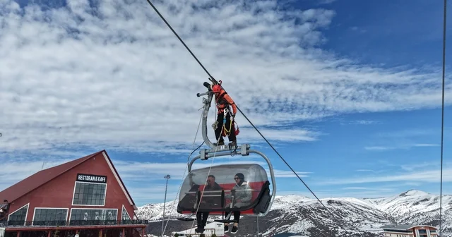 Teleferikte mahsur kalanlar başarılı bir operasyonla kurtarıldı Yıldızdağı Kış Sporları Turizm Merkezi nde gerçekleştirilen kurtarma tatbikatı gerçeğini aratmadı Sivas Haberleri