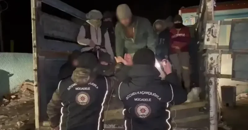Dur ihtarına uymadı, kaçarken yakalandı: Aracın içinden 19 düzensiz göçmen çıktı Gündem Haberleri