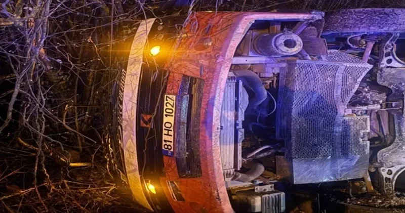 Arabanın çarptığı otobüs devrildi: 5 yaralı