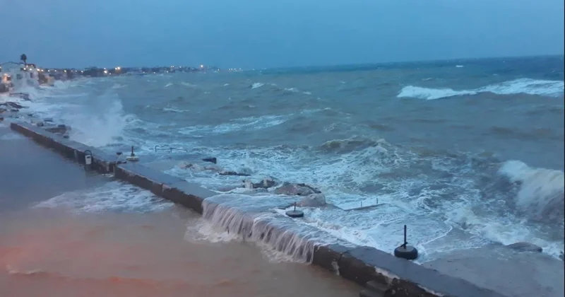 Çanakkale de kuvvetli fırtına etkili oldu