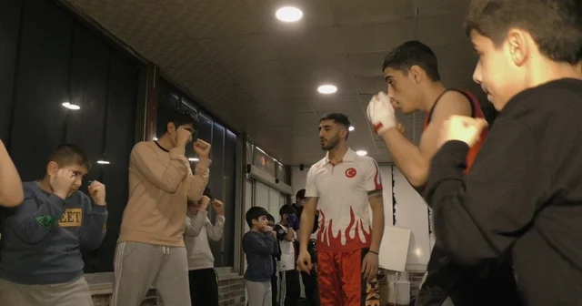 Gençleri kötü alışkanlıklardan uzak tutmak için açtığı salonda sporcu yetiştiriyor Bingöl Haberleri