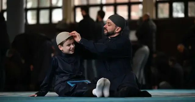 İngiltere’de yaşayan baba otizmli oğlunu camilere götüyor: Joshie Man in yeni hedefi Türk camileri VİDEO İZLE