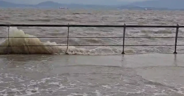 İzmir de fırtına: Dikili de deniz seviyesi yükseldi İzmir Haberleri