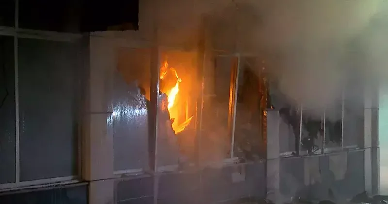 Bağcılar da 4 katlı tekstil fabrikası alev alev yandı