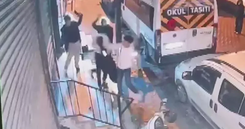 Sultangazi de apartman önünde bekleyen 2 çocuğa bıçaklı saldırı kamerada