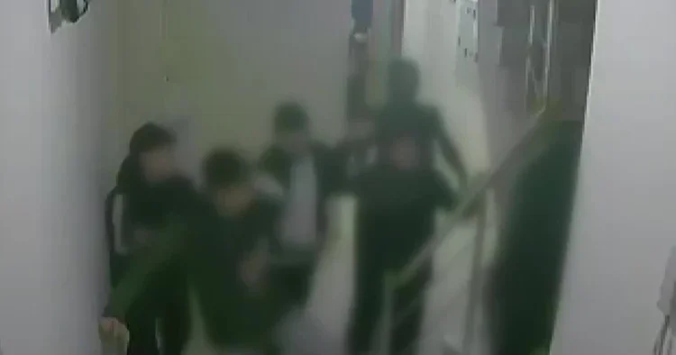 İstanbul da akılalmaz olay: 4 çocuk, evine girmeye çalışan adama dehşeti yaşattı