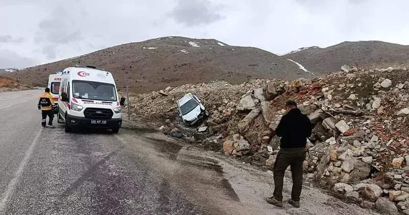 Malatya da devrilen otomobildeki 5 kişi yaralandı