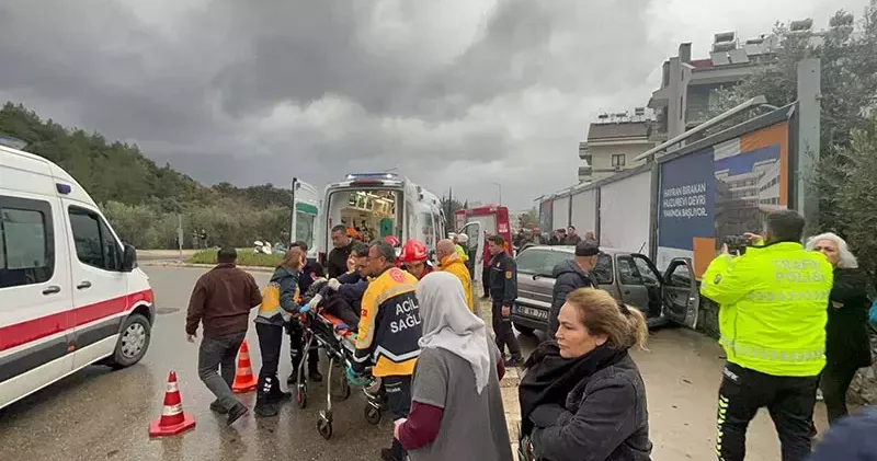 Fethiye’de otomobil istinat duvarına çarptı: 1 ölü, 3 yaralı