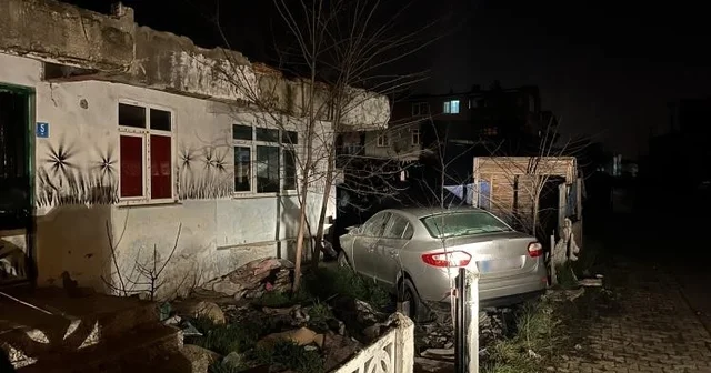 Ergene de otomobil evin bahçesine daldı Tekirdağ Haberleri