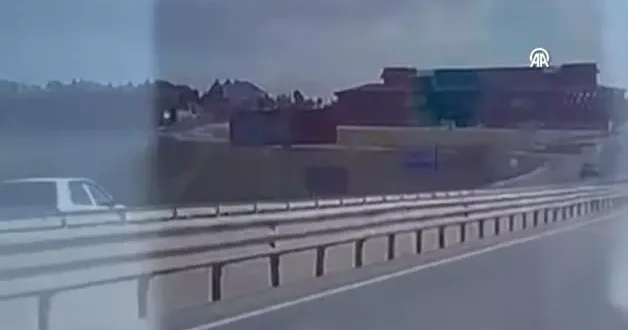 Pes artık dedirten olay! 87 yaşındaki sürücü metrelerce ters şeritte sürdü