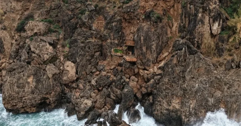 Antalya da koruma altındaki falezlerde kaçak baraka işgali Sözcü Gazetesi