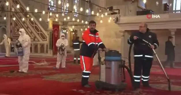 Fatih teki camiler Ramazan öncesi gül suyuyla yıkandı