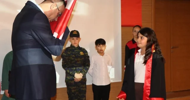 Öğrencilerin ay yıldız temalı gösterisi göğüs kabarttı Sakarya Haberleri