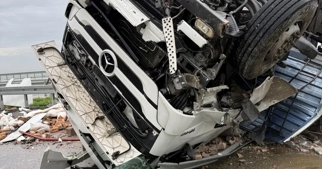 Otoyolda kazaya karışan tır ters döndü: 1 yaralı Aydın Haberleri