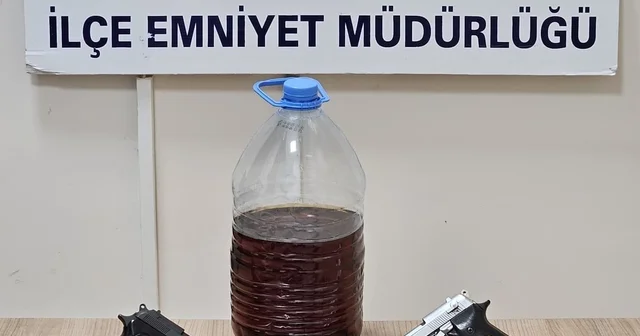 Polis iş yerine yaptığı baskında ruhsatsız silah ve bıçak ele geçirdi Afyonkarahisar Haberleri