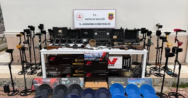 Antalya da tarihi eser operasyonu: Milyonluk çok sayıda dedektör ve tarihi sikke ele geçirildi Antalya Haberleri