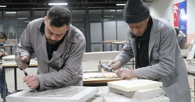 Baba oğul, tarihi Rum Yetimhanesi nin bahçesinde kurulan atölyede taşa şekil veriyor Kayseri Haberleri