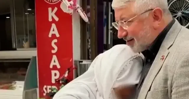 Çorum Belediye Başkanı Halil İbrahim Aşgın yürüyemeyen yaşlı teyzenin gönlünü fethetti VİDEO İZLE
