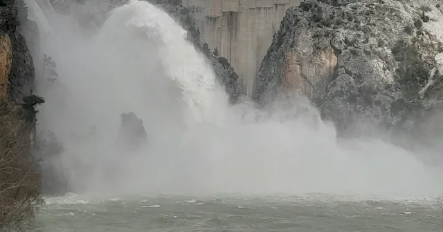 Manavgat ta barajda taşkın riskine karşı su tahliyesi Oymapınar Barajı ndan saniyede 600 metreküp su bırakılırken, Manavgat Irmağı kıyısında yaşayan vatandaşlar muhtemel taşkın riskine karşı uyarıldı Antalya Haberleri