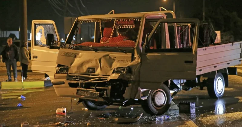 Kavşakta feci kaza! Yakıt tankeri ile kamyonet çarpıştı: 2 yaralı