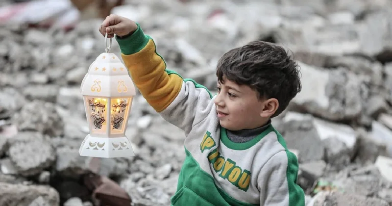 Gazzeliler çadırların arasında da olsa çocuklara ramazan coşkusunu yaşatmaya çalışıyor