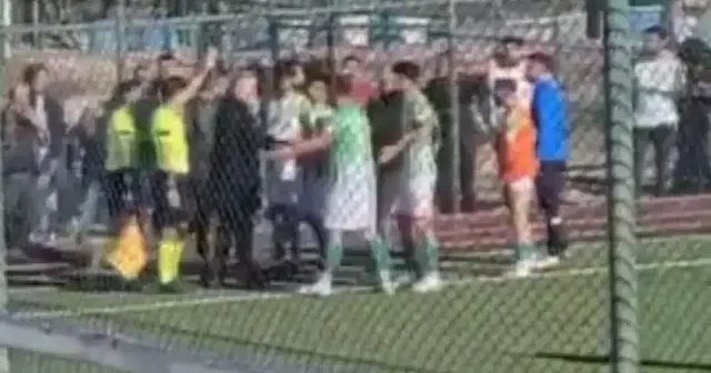 Hakem gölü iptal etti: Taraftar kafasına skuter attı VİDEO İZLE