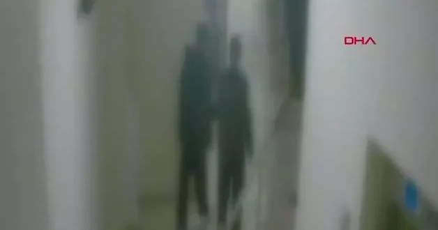 Bunlar nasıl çocuk! Evine giden adama sebepsiz yere tekme tokat saldırdılar