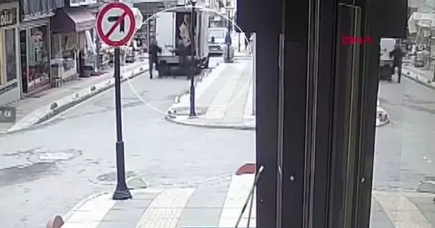 Tartıştığı kişiyi dakikalarca tekmeledi