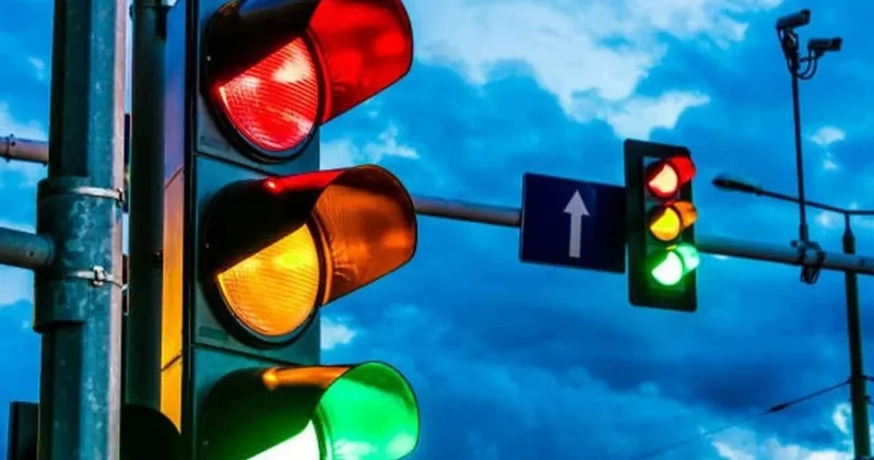 Trafik ışıklarına yeni bir renk ekleniyor! Artık 4 ışıklı olacak