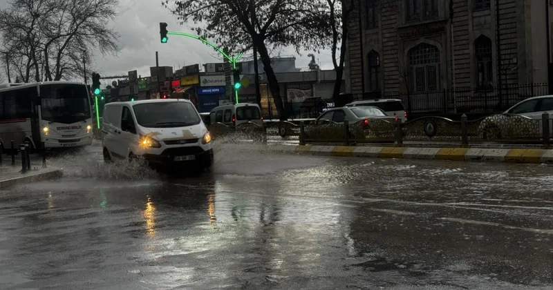 Aniden bastıran yağmur cadde ve sokakları göle çevirdi Sözcü Gazetesi