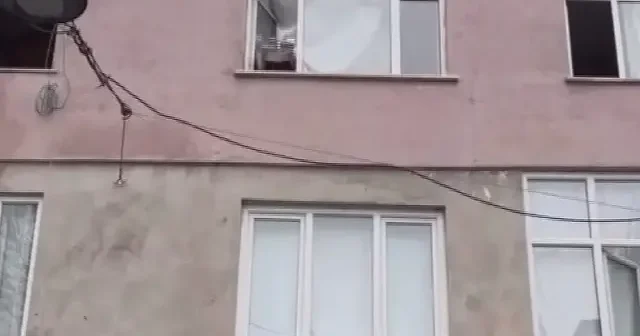 Esenler’de 20 yıllık komşu kabusu: Ritüel yaptığı ve sokağa idrar döktüğü iddia edilen kadın mahalleliyi canından bezdirdi VİDEO İZLE