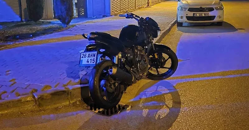 Motosiklet, servis aracı ile çarpıştı: 2 yaralı