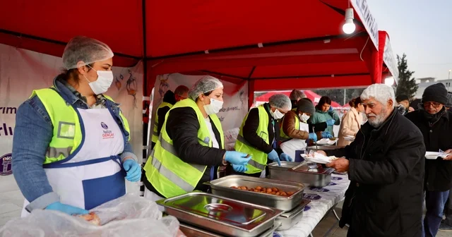 Didim de vatandaşlar Cumhuriyet Kent Meydanı nda kurulan iftar sofrasında buluştu Aydın Haberleri