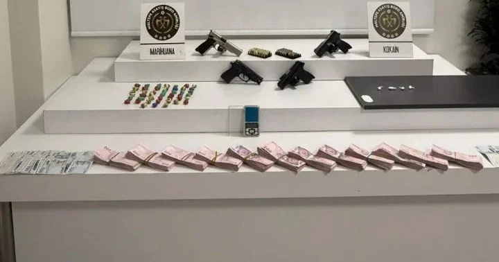 Maltepe de bir eve uyuşturucu operasyonu: Manyetik kartlı gizli bölmede yüklü miktarda para ve silah çıktı