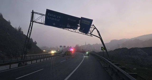 Damperi açılan tır trafik levhasına çarptı: 1 yaralı Bilecik Haberleri