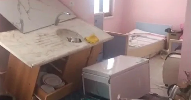 Trabzon da yayla evine giren ayı ortalığı savaş alanına çevirmiş Eve üst kattaki camdan girerken ayaklarını yaralayan ayı acısını evden çıkarmış, evde ne varsa yerle bir etmiş Trabzon Haberleri