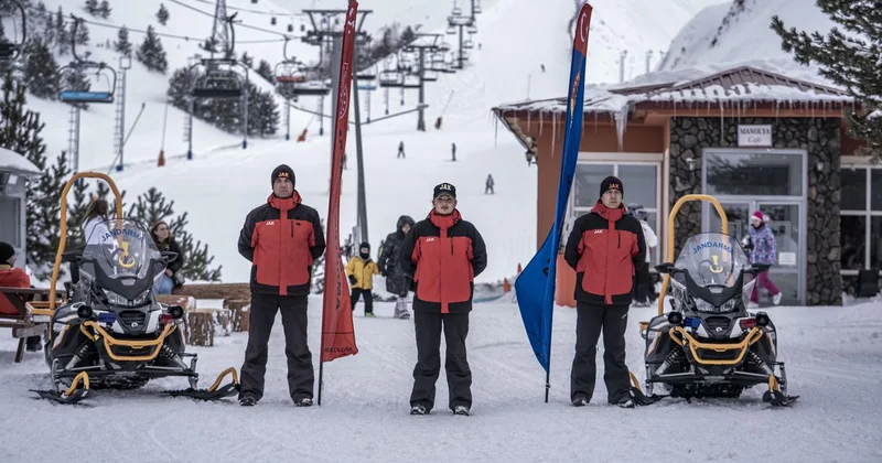 JAK ve turizm jandarması kayak güvenliği için yoğun mesai yapıyor