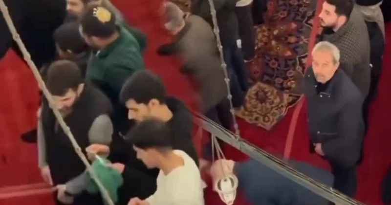 Fatih Camii nde Kadir Gecesi görülmemiş protesto: Erkeklerin kafasına başörtü attılar