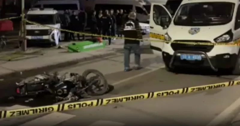 Minibüsle çarpışan motosikletteki genç kurtarılamadı