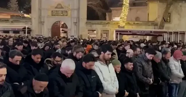 Kadir Gecesi’nde manevi coşku: İstanbullular tarihi camilere akın etti VİDEO İZLE