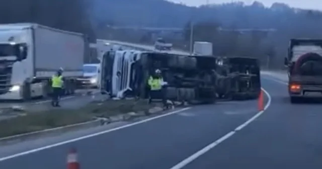 Virajı alamayan çimento tankeri devrildi: 1 yaralı Düzce Haberleri