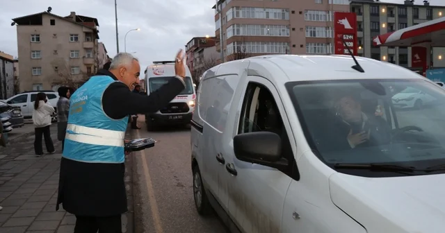 İftar vakti yolda olan sürücülere iftarlık dağıttılar Erzurum Haberleri